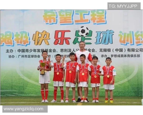 小男孩梦想成真成为足球明星的成长故事与奋斗历程