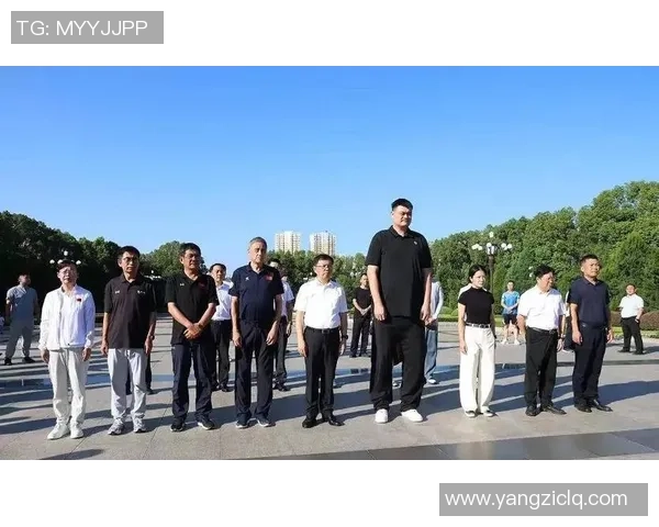 姚明与足球明星同框合影展现体育巨星的友谊与合作精神